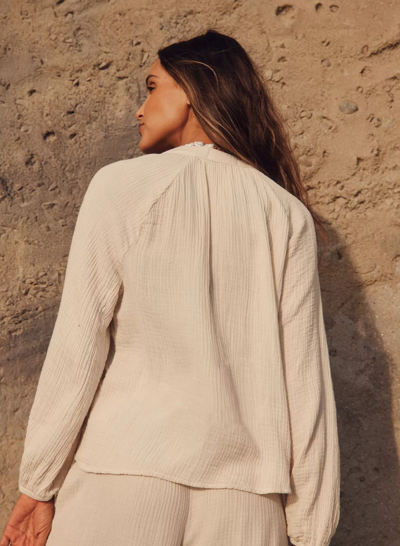 Bella Dahl Long Sleeve^Long Sleeve Shirred Raglan Shirt - Ivory Grey