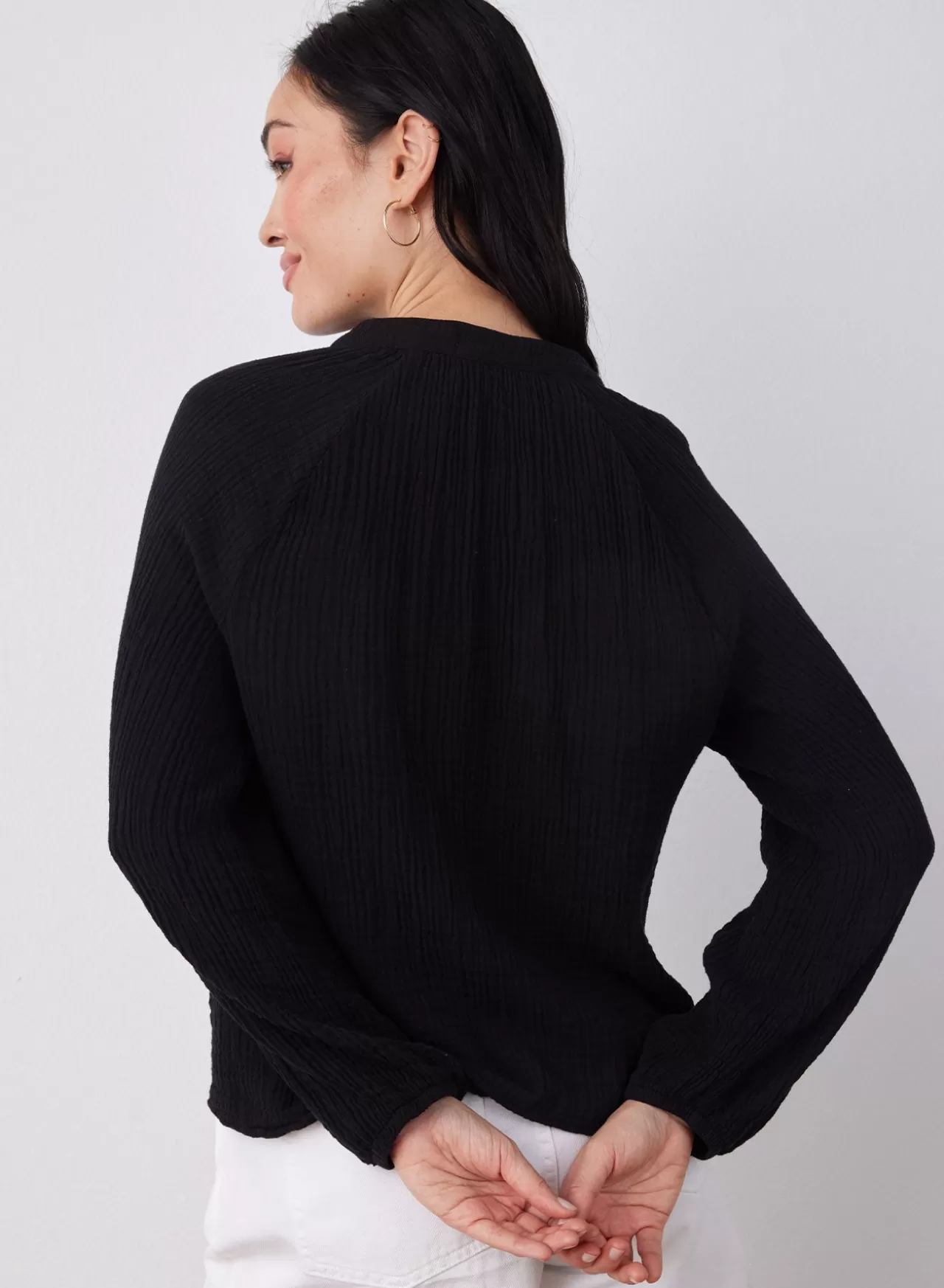 Bella Dahl Long Sleeve^Long Sleeve Shirred Raglan Shirt - Black